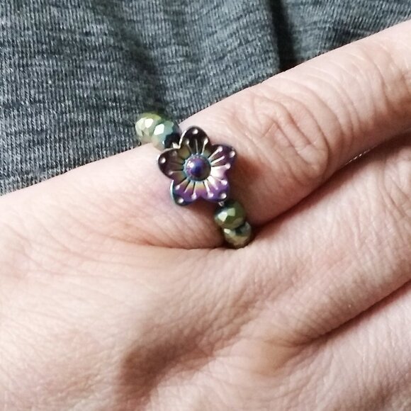 🍂🍁🍃 3/$25! Flower Power! Beaded Green Hematite Beads + Flower Ring S 4.75 - Picture 1 of 5